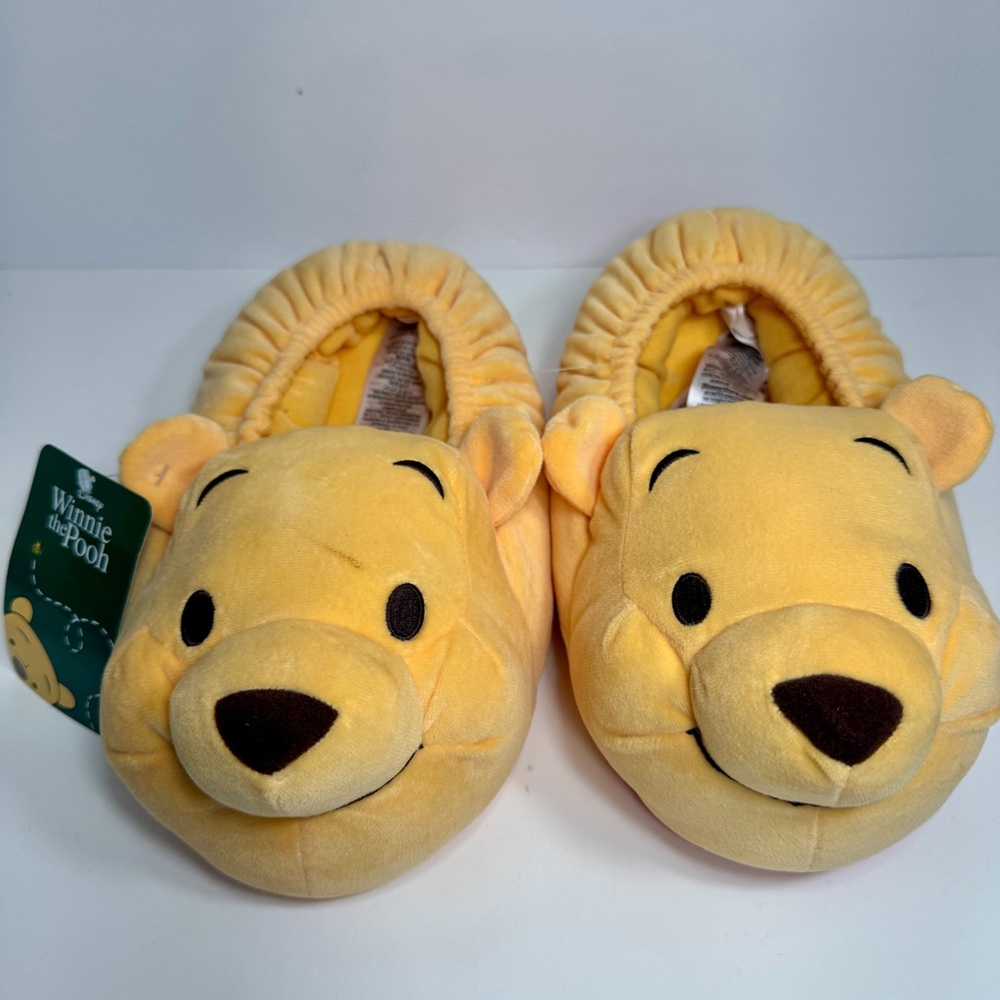 NWT. Disney Adult unisex Slippers - Winnie The Pooh Plush size Mens 7/Womens 9.